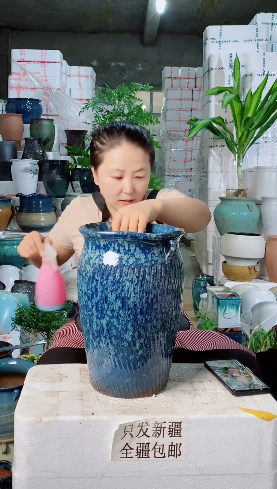 蓝色雪花双耳陶盆一个装  口20高30
