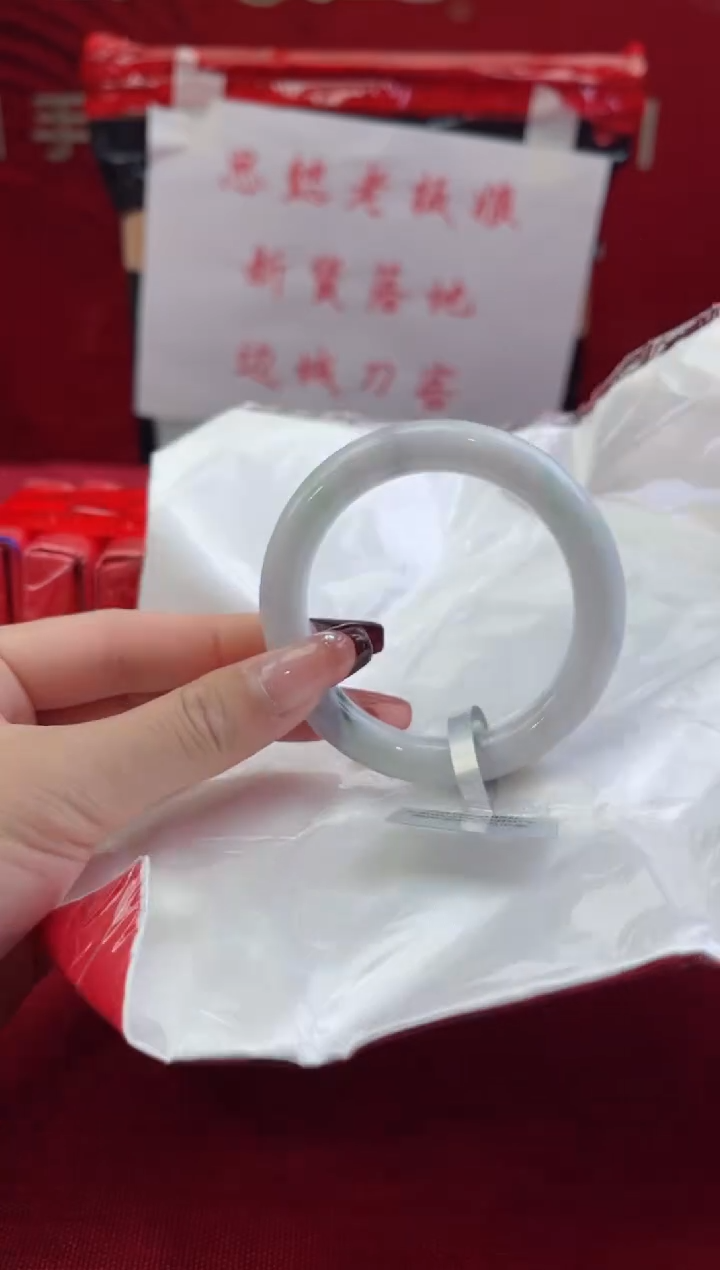 【闪购商品】翡翠手镯（圆镯）未镶嵌翡翠手镯(微瑕）