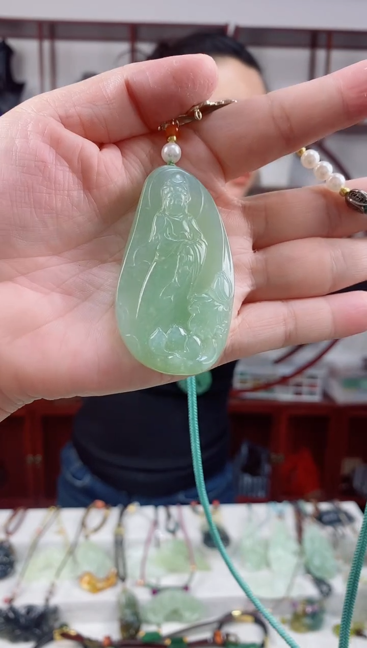 未镶嵌岫玉颈饰观音