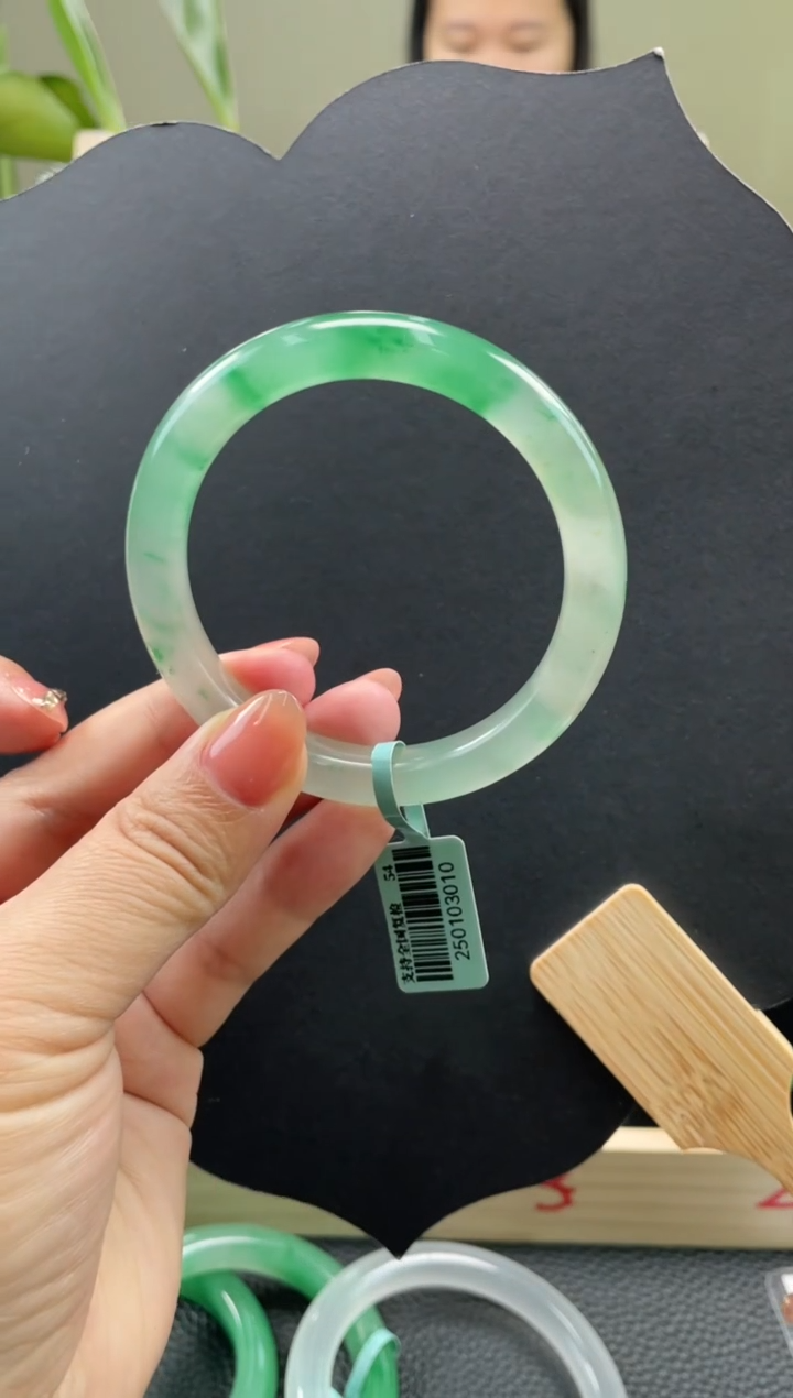 【闪购商品】石英质玉手镯未镶嵌口径54+