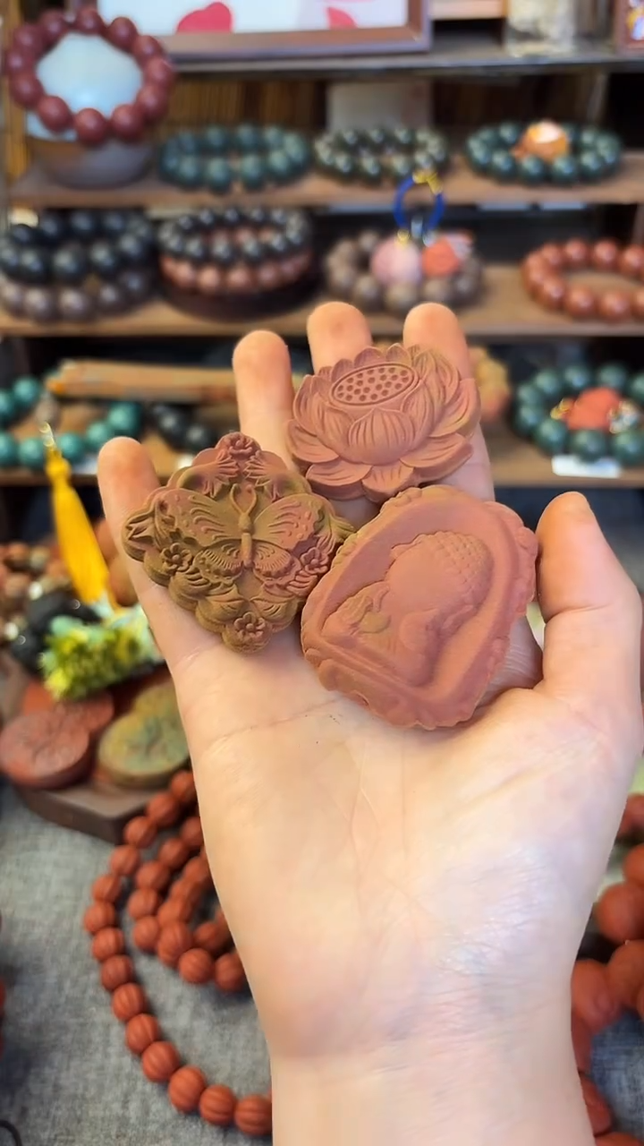 泥塑热辣滚烫香牌三个