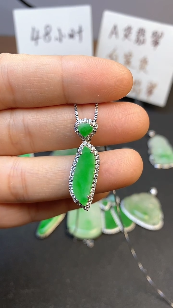 【闪购商品】翡翠吊坠(赠链)银S925镶嵌翡翠随型吊坠