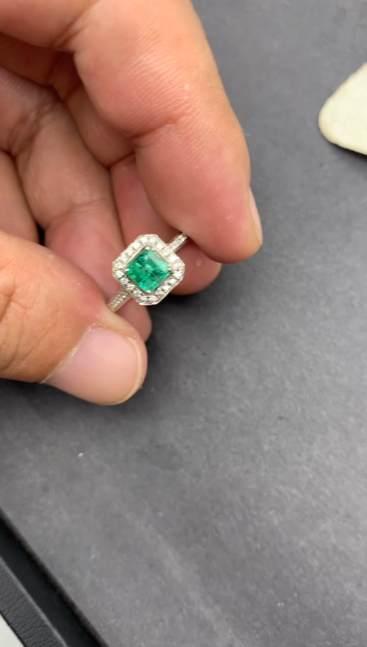 【闪购商品】祖母绿戒指18K金镶嵌60分