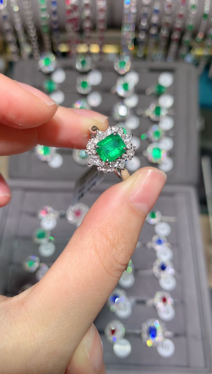 【闪购商品】祖母绿戒指18K金镶嵌1.27CT