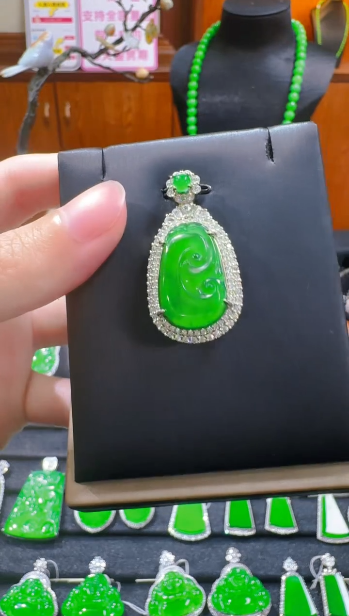 【闪购商品】翡翠吊坠(赠链)未镶嵌天然a货翡翠