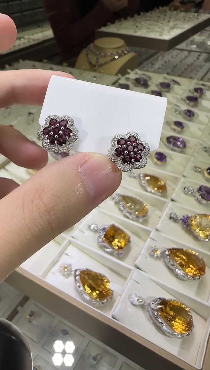 银S925镶嵌耳饰石榴石（紫牙乌）耳钉