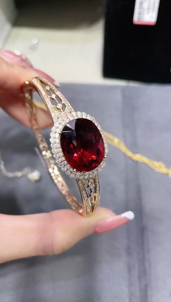 【闪购商品】碧玺手镯18K金镶嵌·