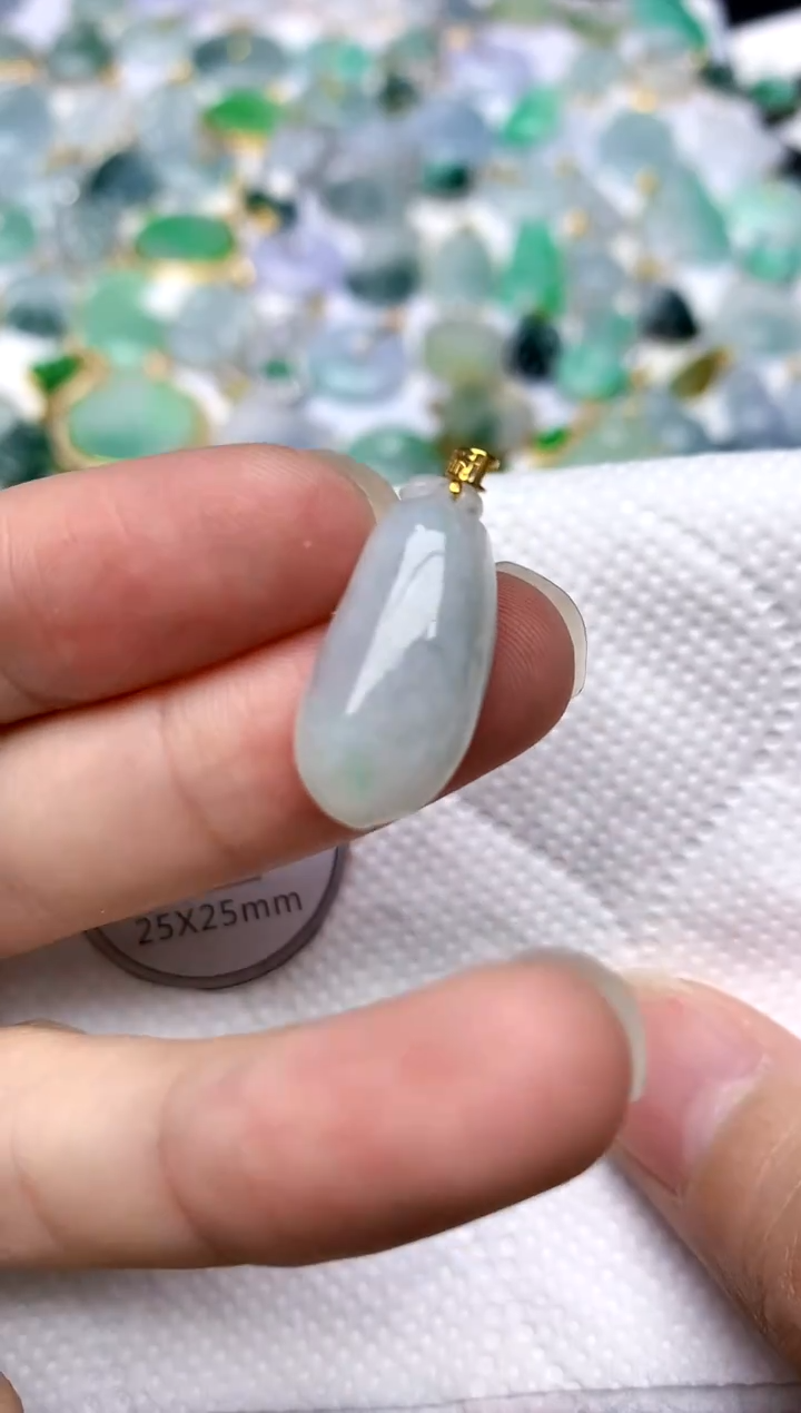 颈饰18K金镶嵌翡翠天然A货翡翠