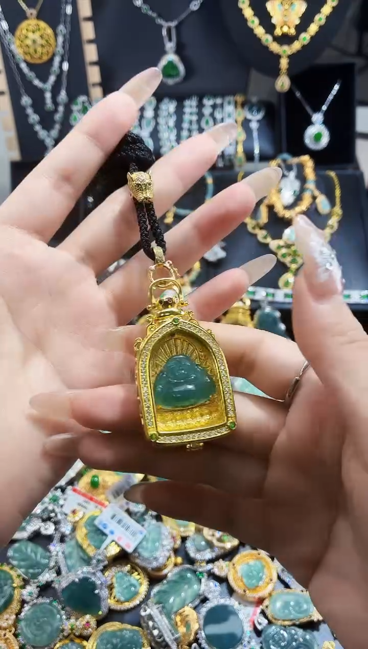 翡翠未镶嵌吊坠(赠链)天然翡翠a货 多样性发其一