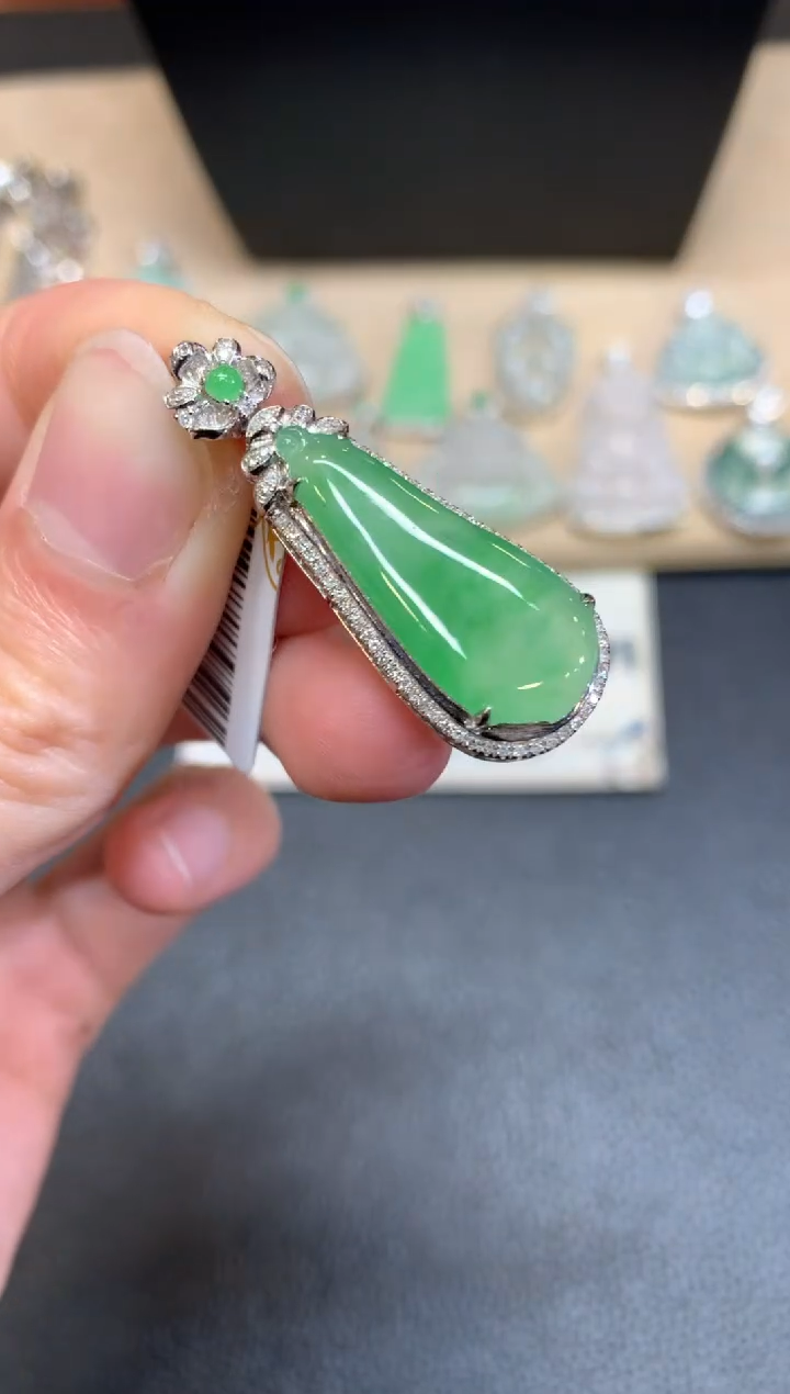 【闪购商品】翡翠颈饰18K金镶嵌福瓜【无服务费】