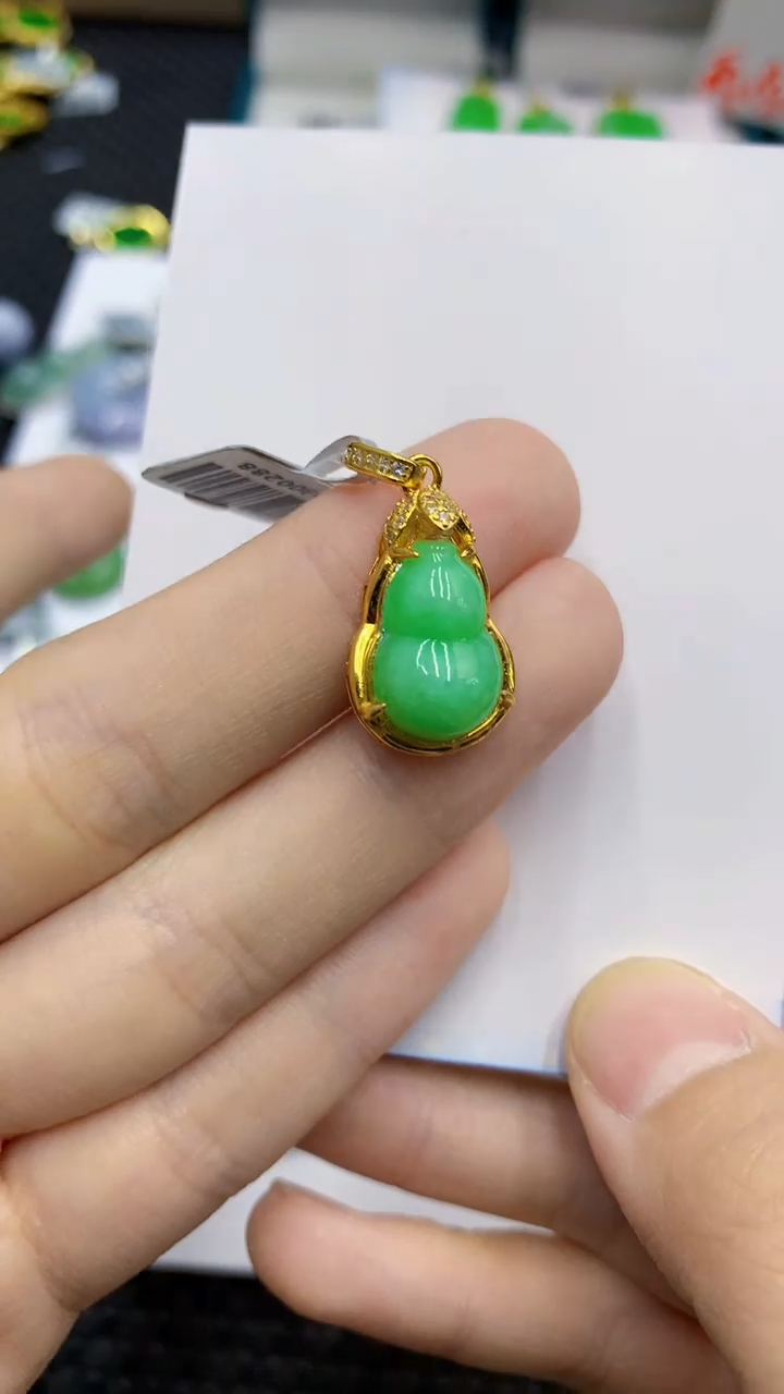 翡翠未镶嵌颈饰             1