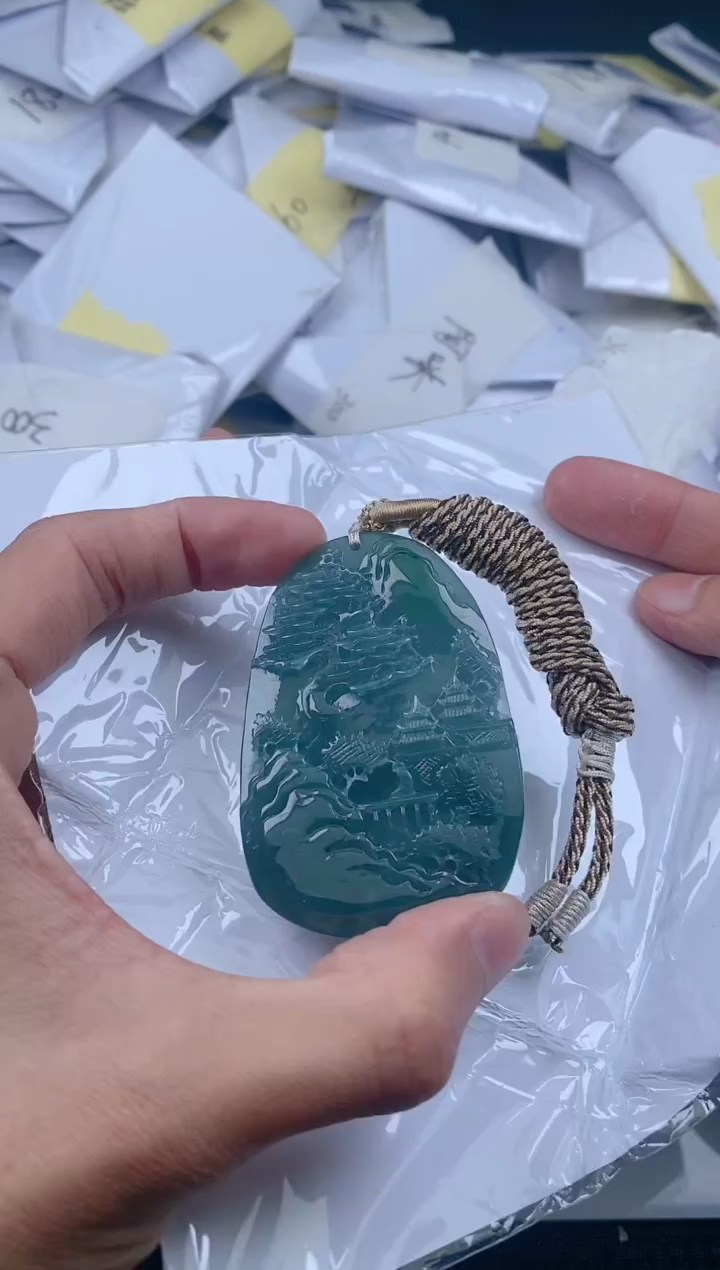 翡翠未镶嵌颈饰         