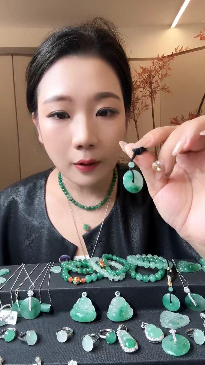 吊坠(不含链)未镶嵌石英质玉（非洲翠）非洲翠平安扣（拍一发其一）