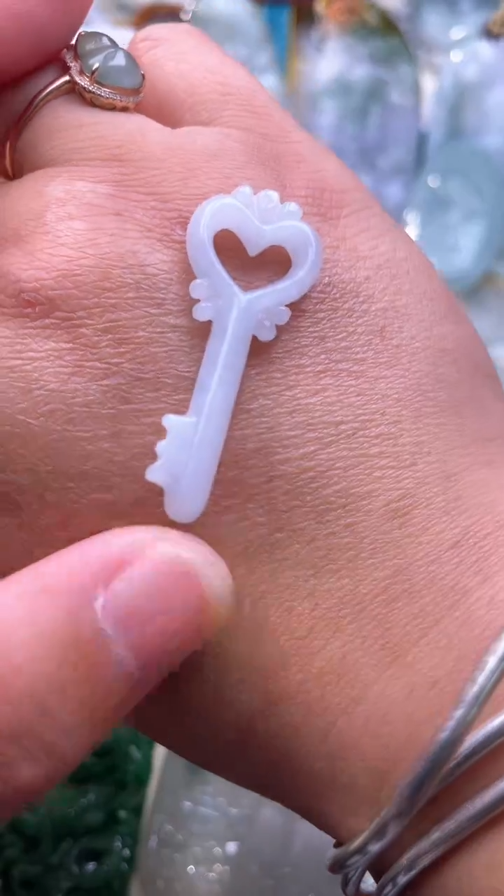 翡翠未镶嵌颈饰钥匙