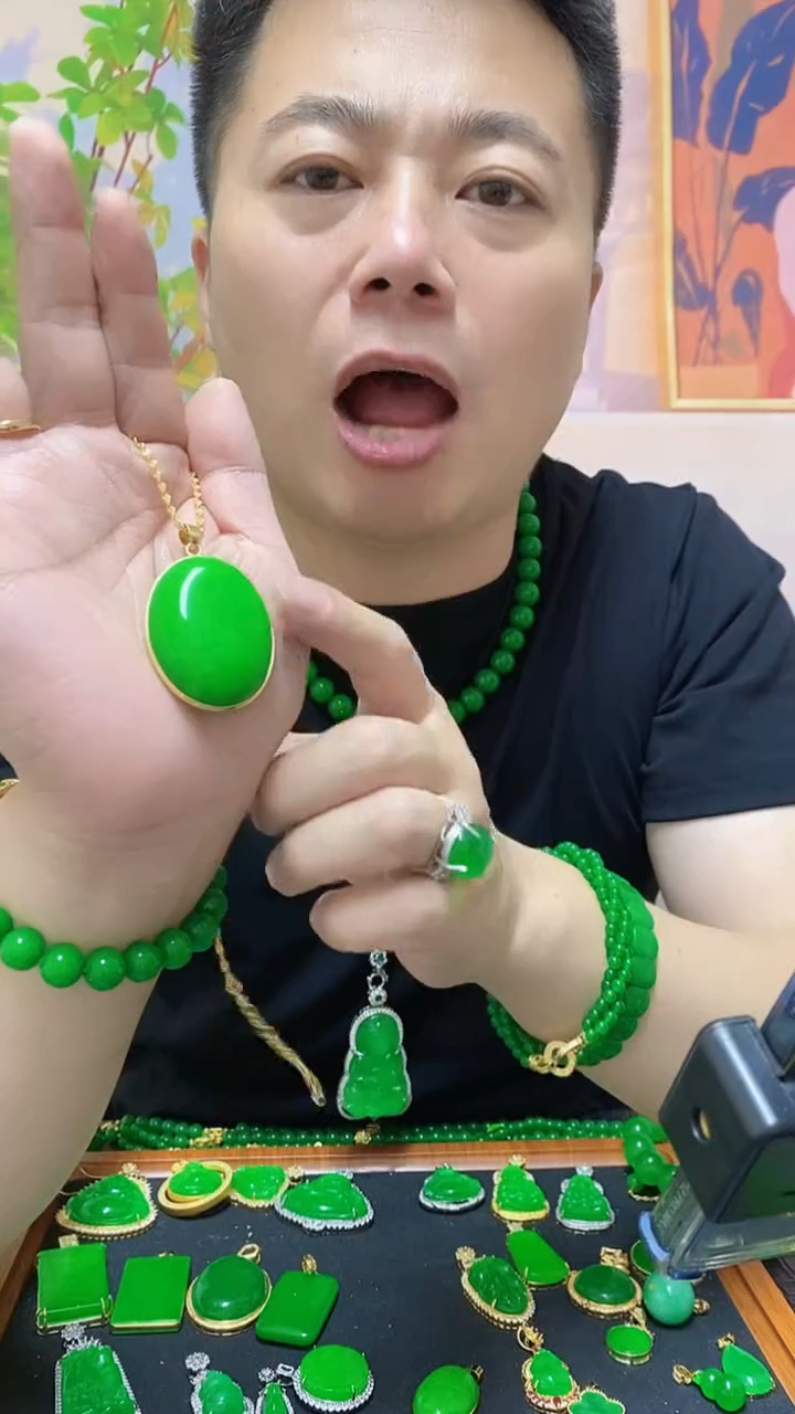 翠绿色吊坠气质时尚