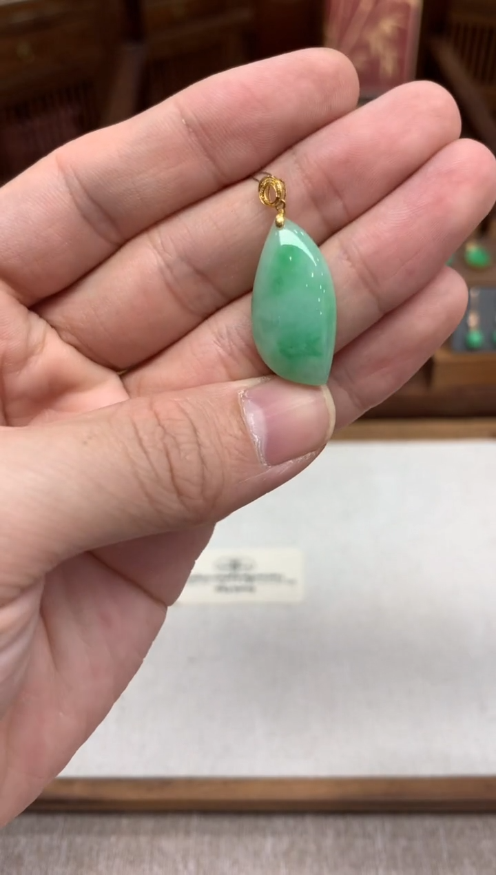 【闪购商品】翡翠吊坠(不含链)18K金镶嵌随形