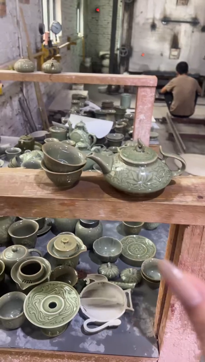 微瑕耀州窑青瓷莲纹虚扁壶+莲纹小杯2