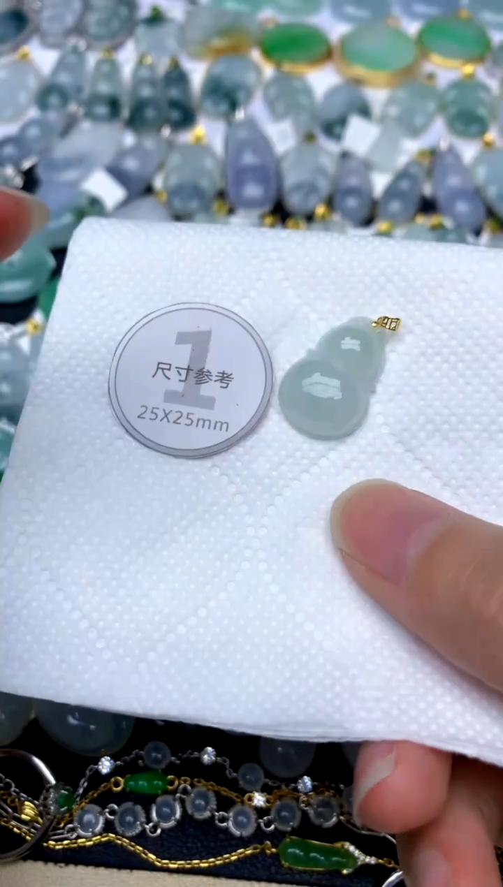 颈饰18K金镶嵌翡翠天然A货翡翠