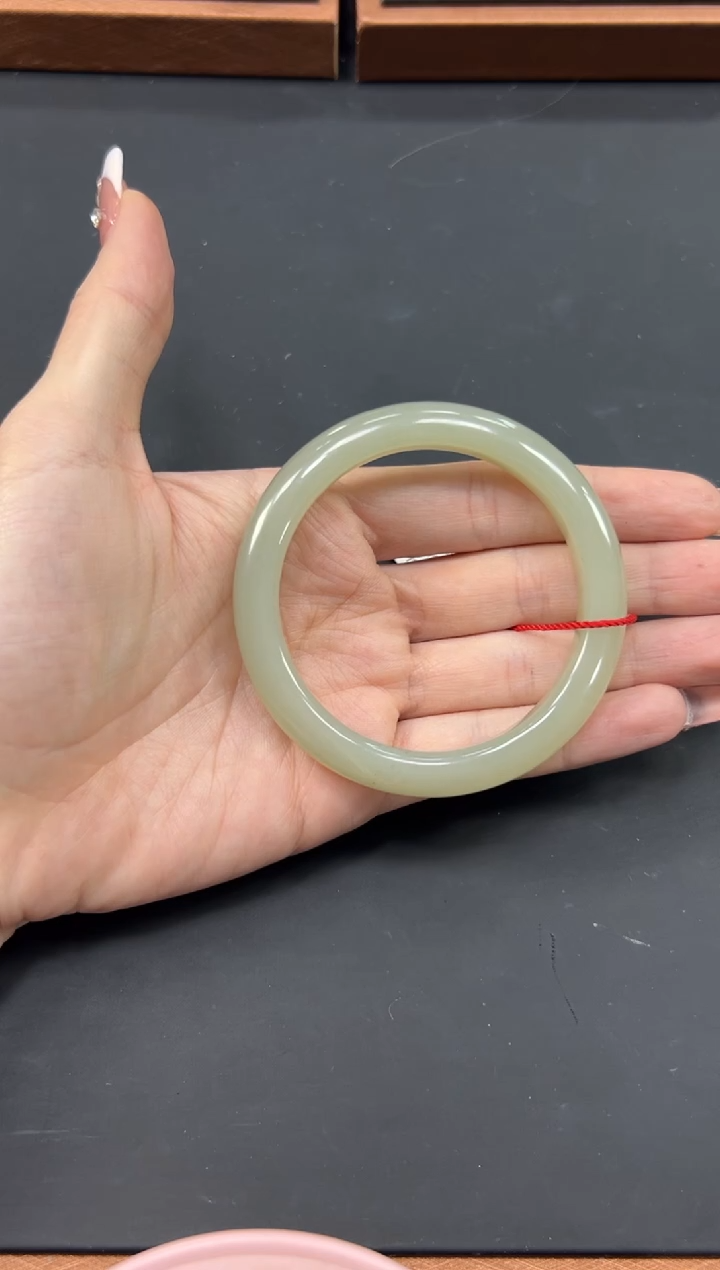 【闪购商品】和田玉手镯未镶嵌且末微色差近矿56手镯M