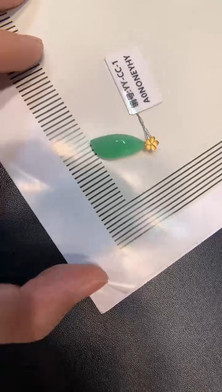 颈饰18K金镶嵌翡翠随形