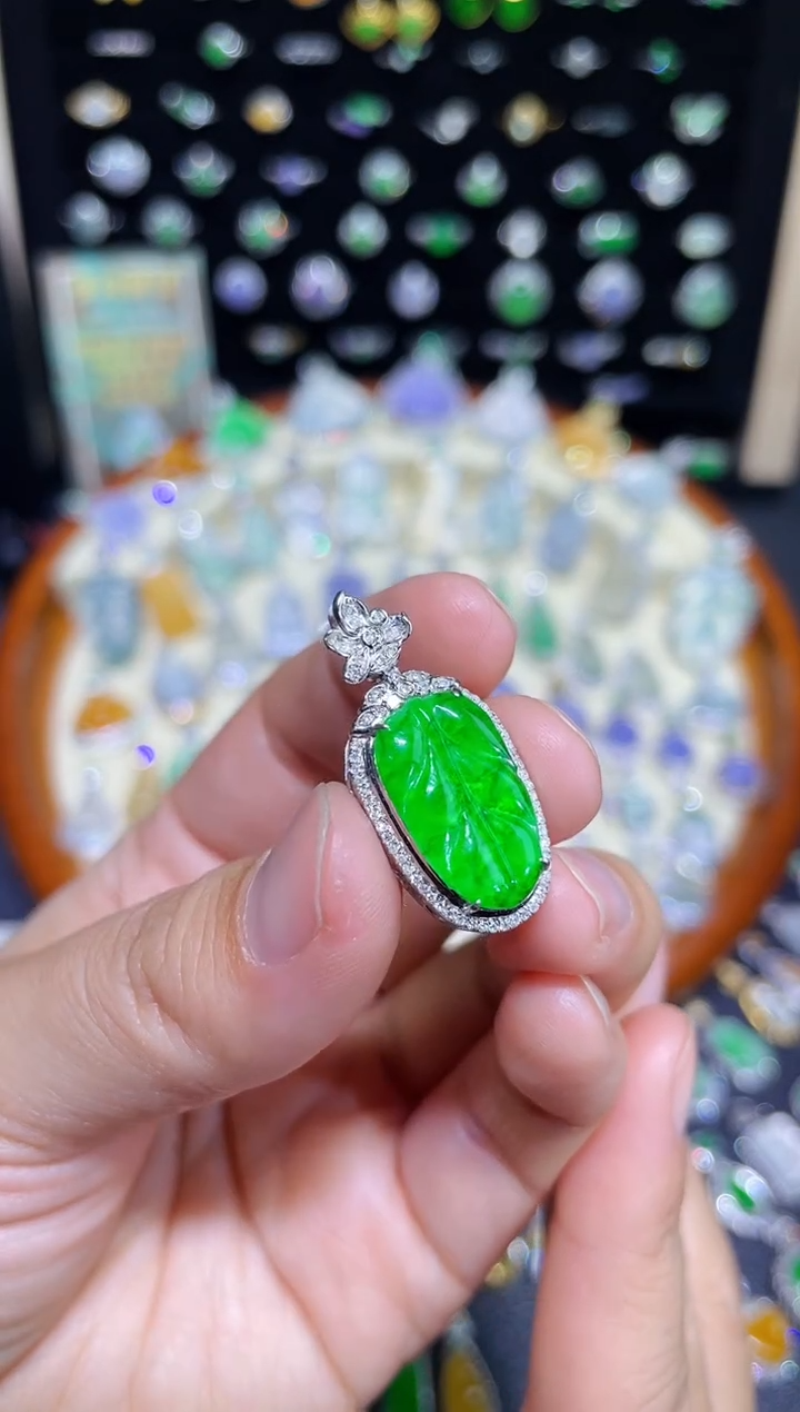 【闪购商品】翡翠颈饰18K金镶嵌高冰辣阳绿叶子吊坠