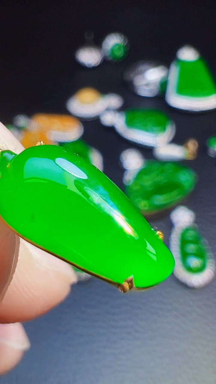 颈饰18K金镶嵌翡翠青****愁翡翠