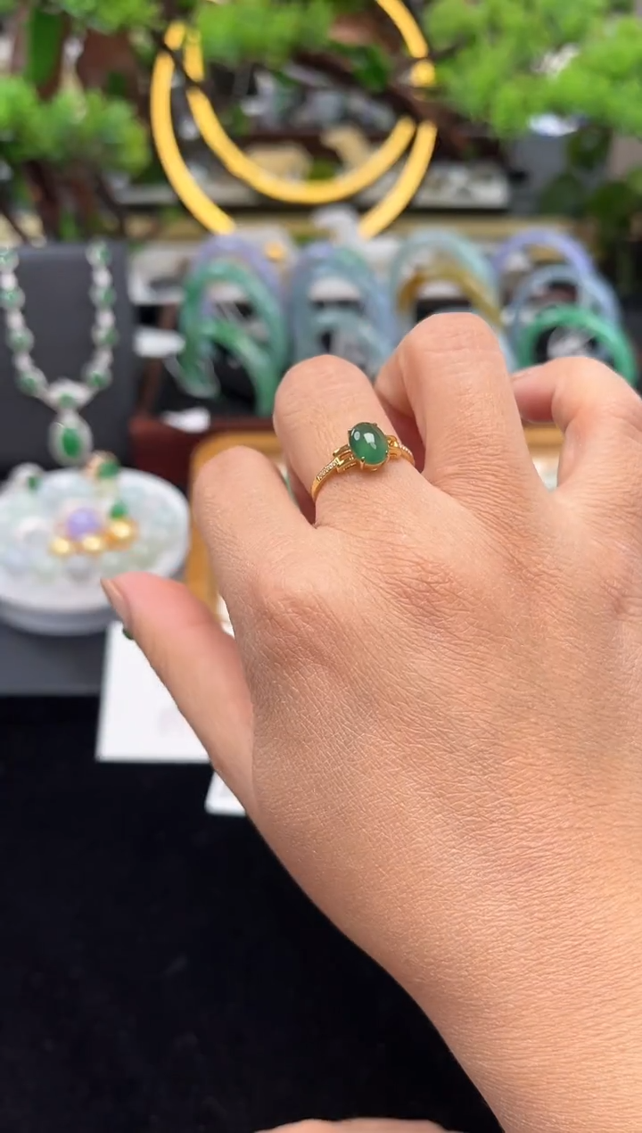 18K金镶嵌戒指翡翠戒指