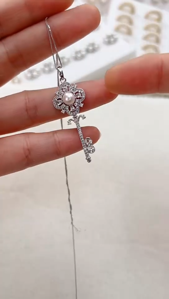 【闪购商品】淡水珍珠颈饰合金钥匙