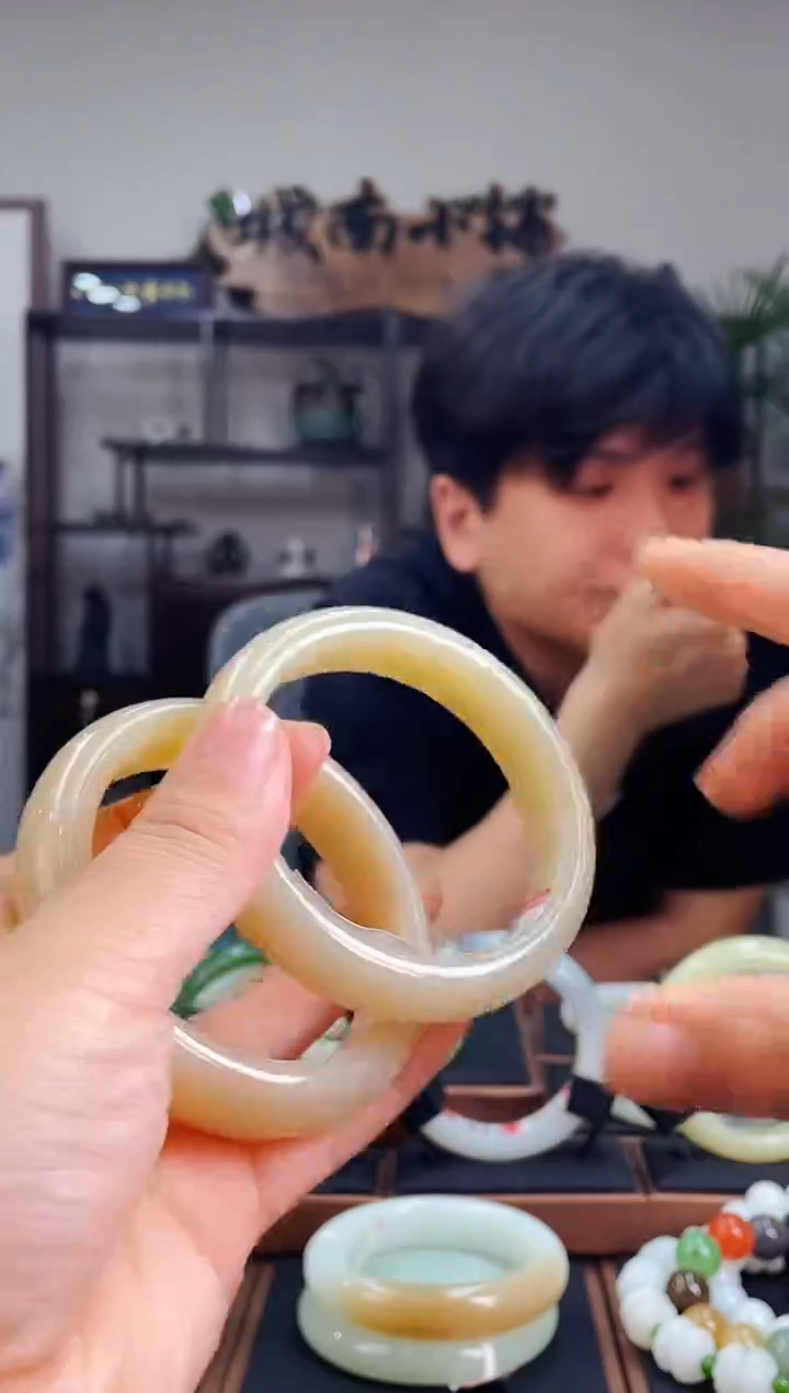 和田玉手镯未镶嵌甜糖57-58多样性发一