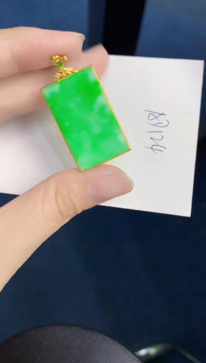 翡翠18K金镶嵌颈饰000000000
