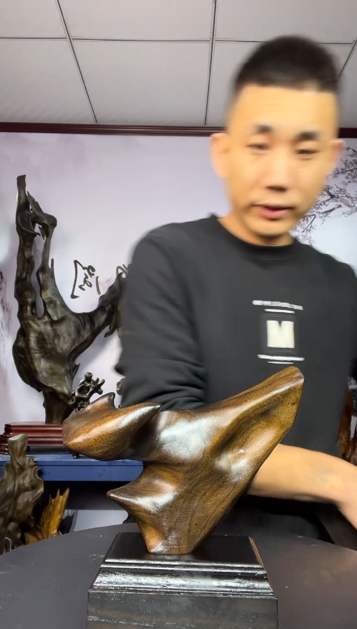 金丝楠木雕款T***光金丝楠木工艺品摆件。