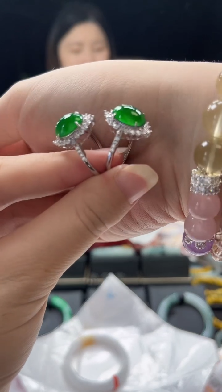 翡翠手镯未镶嵌0667273459有调水