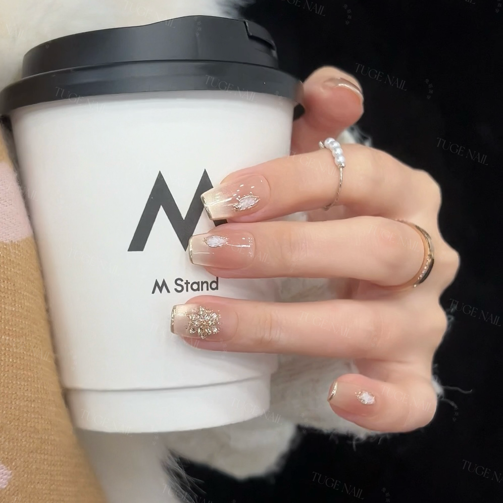 TugeNail“白皮诗"春季新品显白法式美甲建构显瘦雪花穿戴甲TGHJ