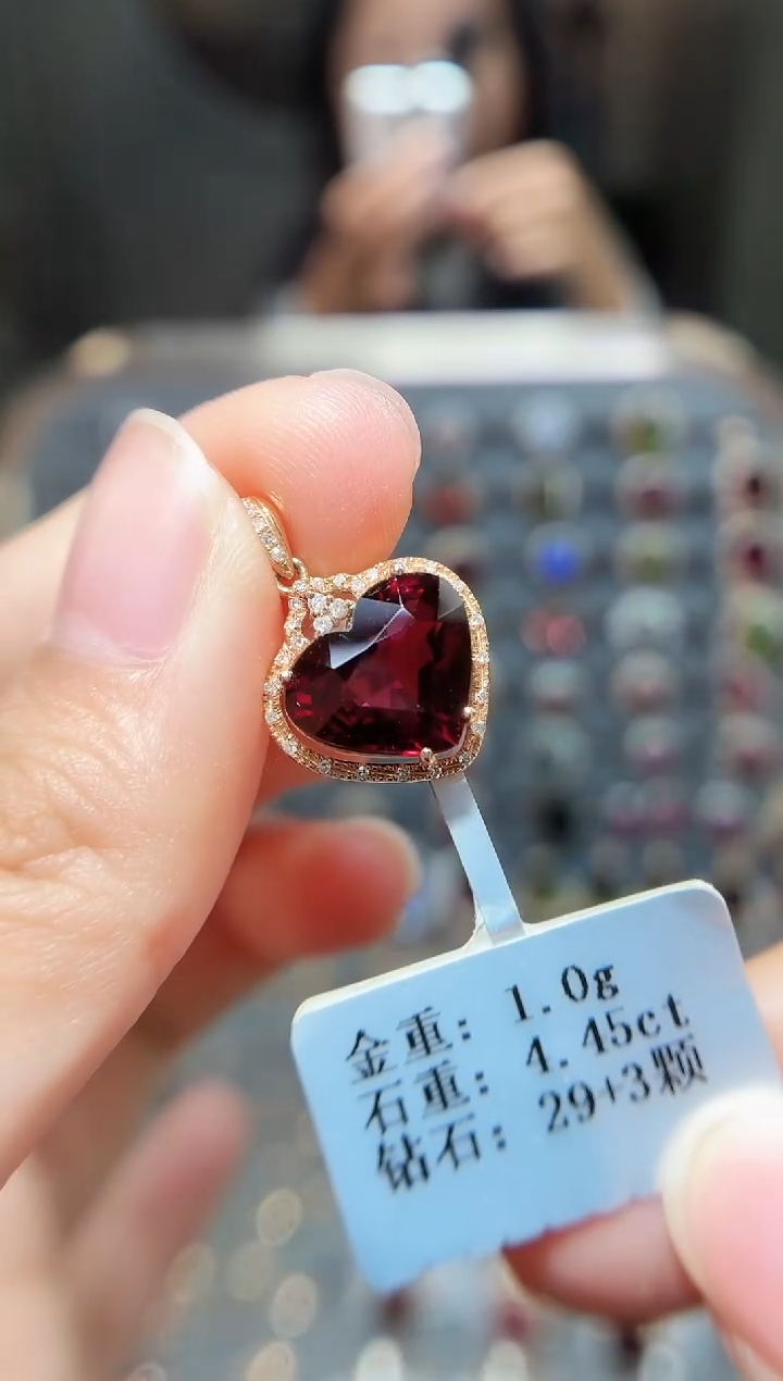 颈饰18K金镶嵌石榴石4.45.