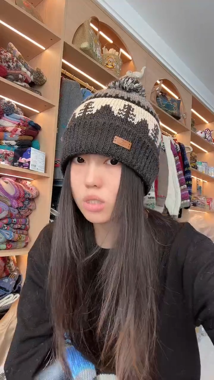 羊毛灰色翻边帽  