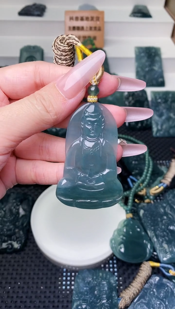 颈饰未镶嵌翡翠 