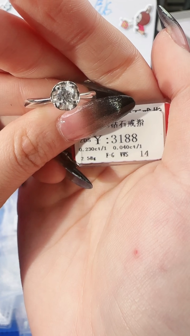 【闪购商品】钻石戒指/指环18K金镶嵌2800