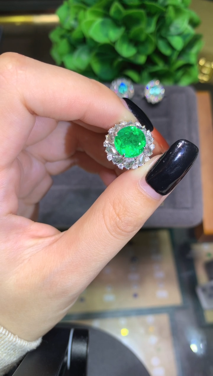 18K金镶嵌戒指祖母绿3.64CT