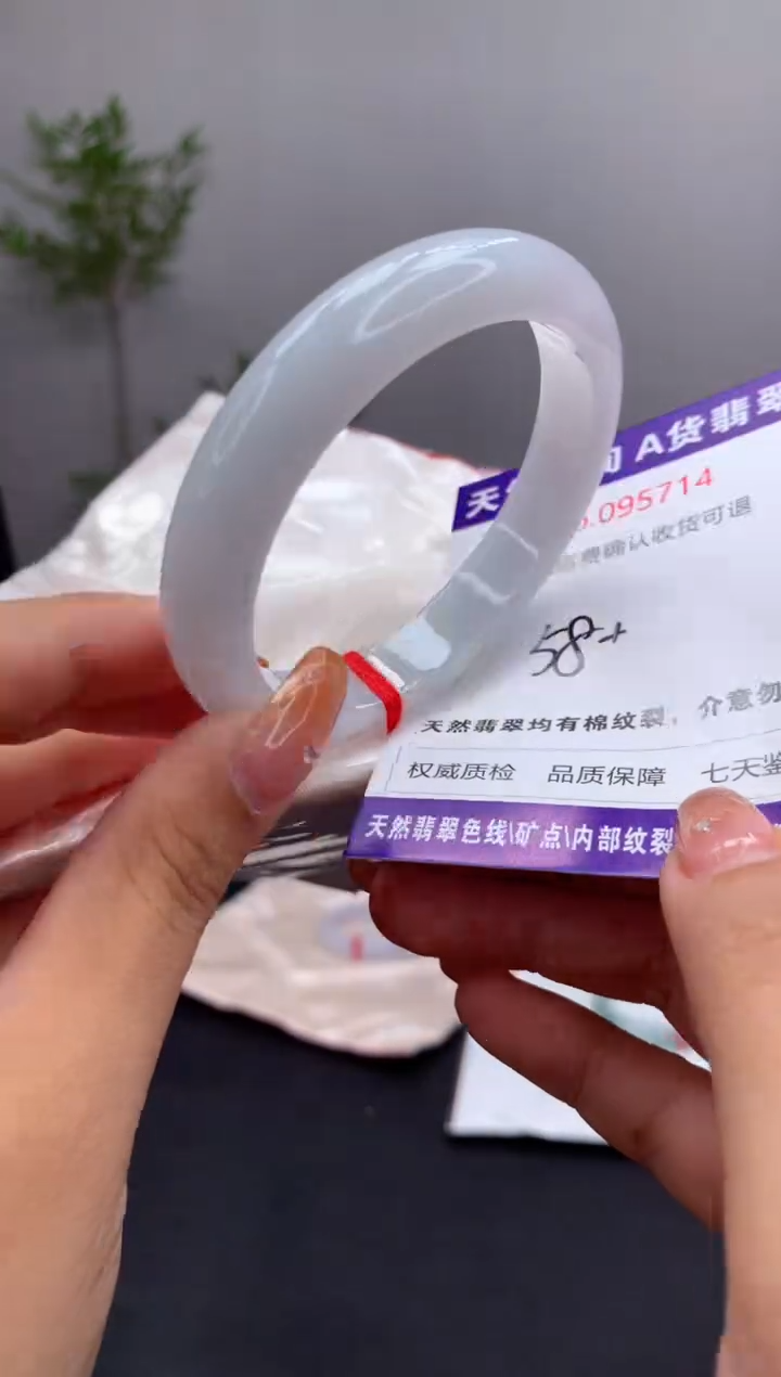 未镶嵌手镯翡翠有纹，完美者勿拍