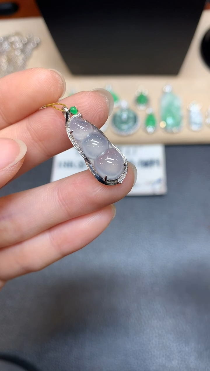 【闪购商品】翡翠颈饰18K金镶嵌福豆【无服务费