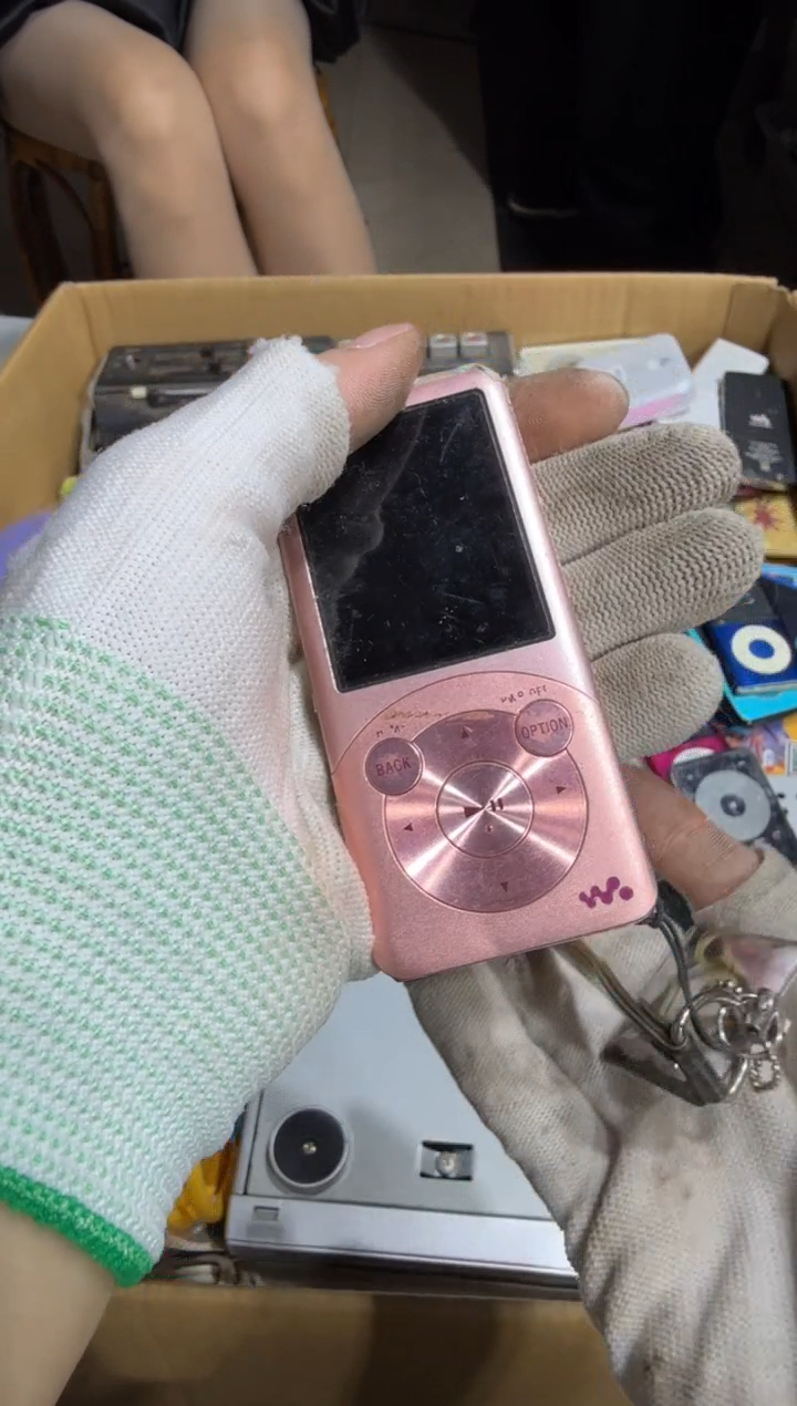8新陸****) 764   中古商品，瑕疵品，不保好坏。