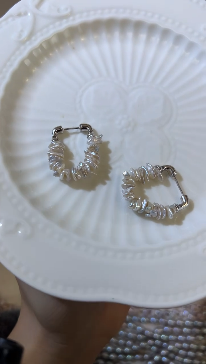 银S925镶嵌耳饰淡水珍珠叠打花瓣耳圈