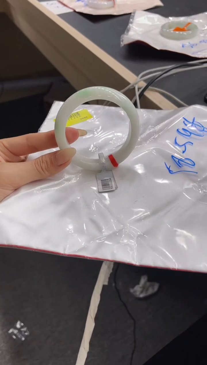【闪购商品】翡翠手镯未镶嵌手镯
