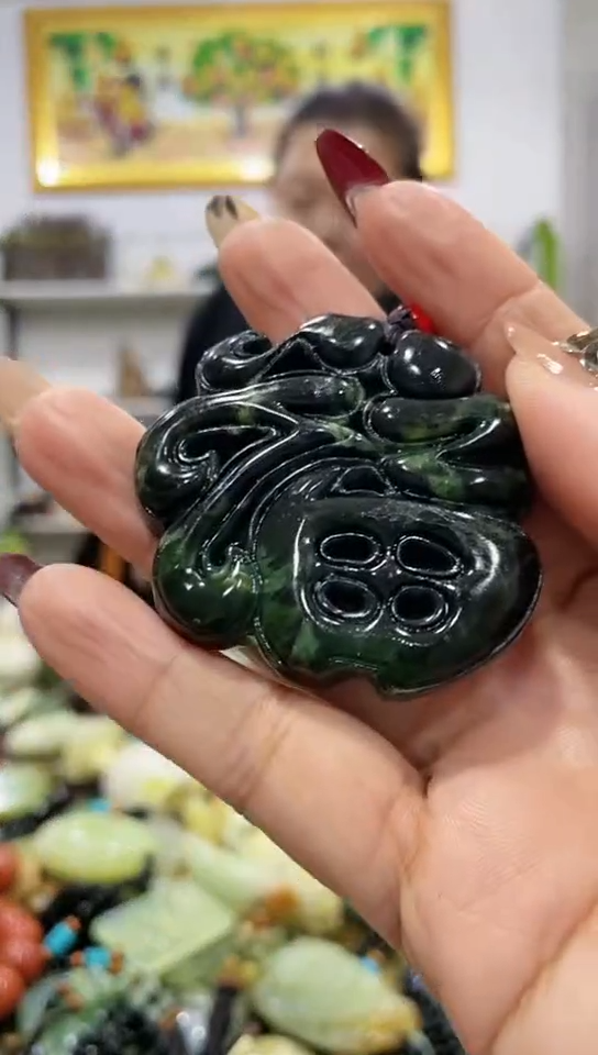 未镶嵌蛇纹石玉吊坠   