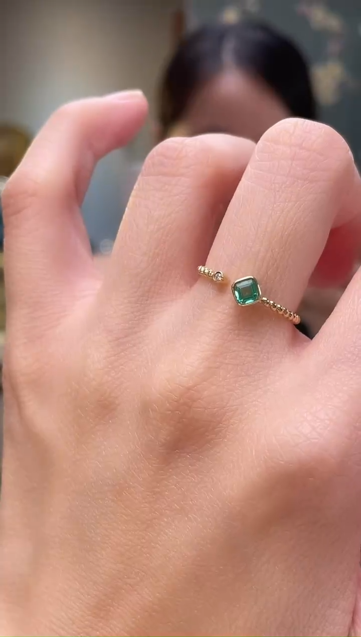 18K金镶嵌戒指祖母绿哥伦比亚主石：0.21ct