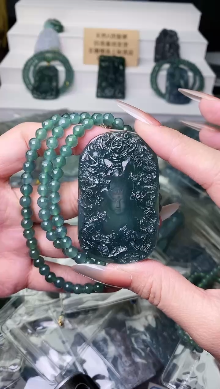 颈饰未镶嵌翡翠 