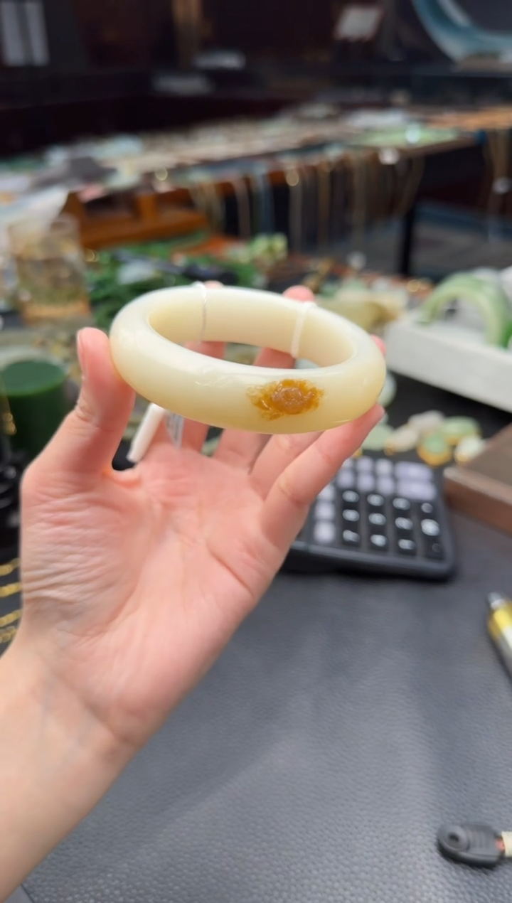 【闪购商品】和田玉.未镶嵌且末糖白宽版镯59