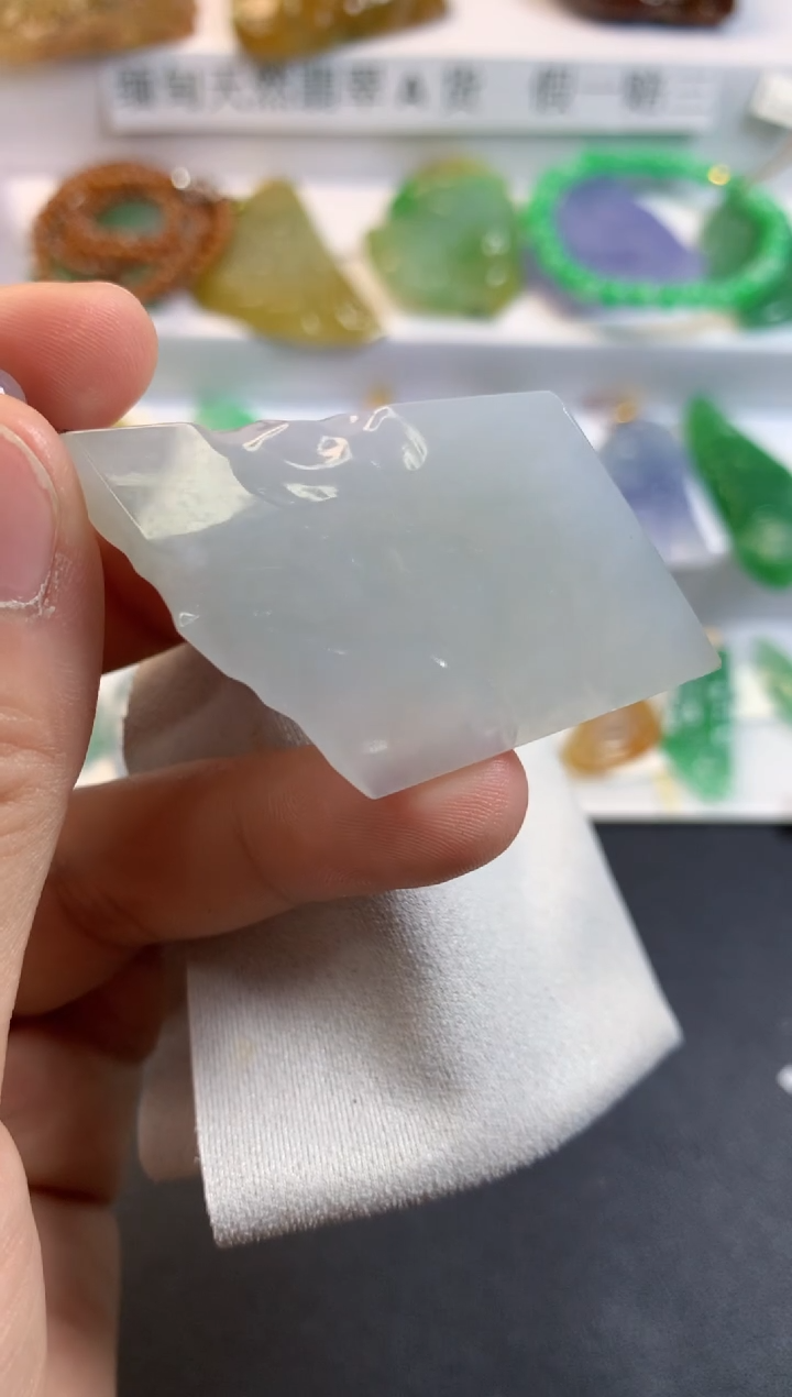 颈饰未镶嵌翡翠  