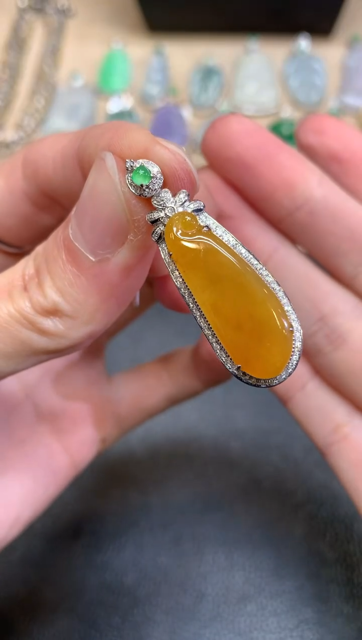 【闪购商品】翡翠颈饰18K金镶嵌福瓜【无服务费】