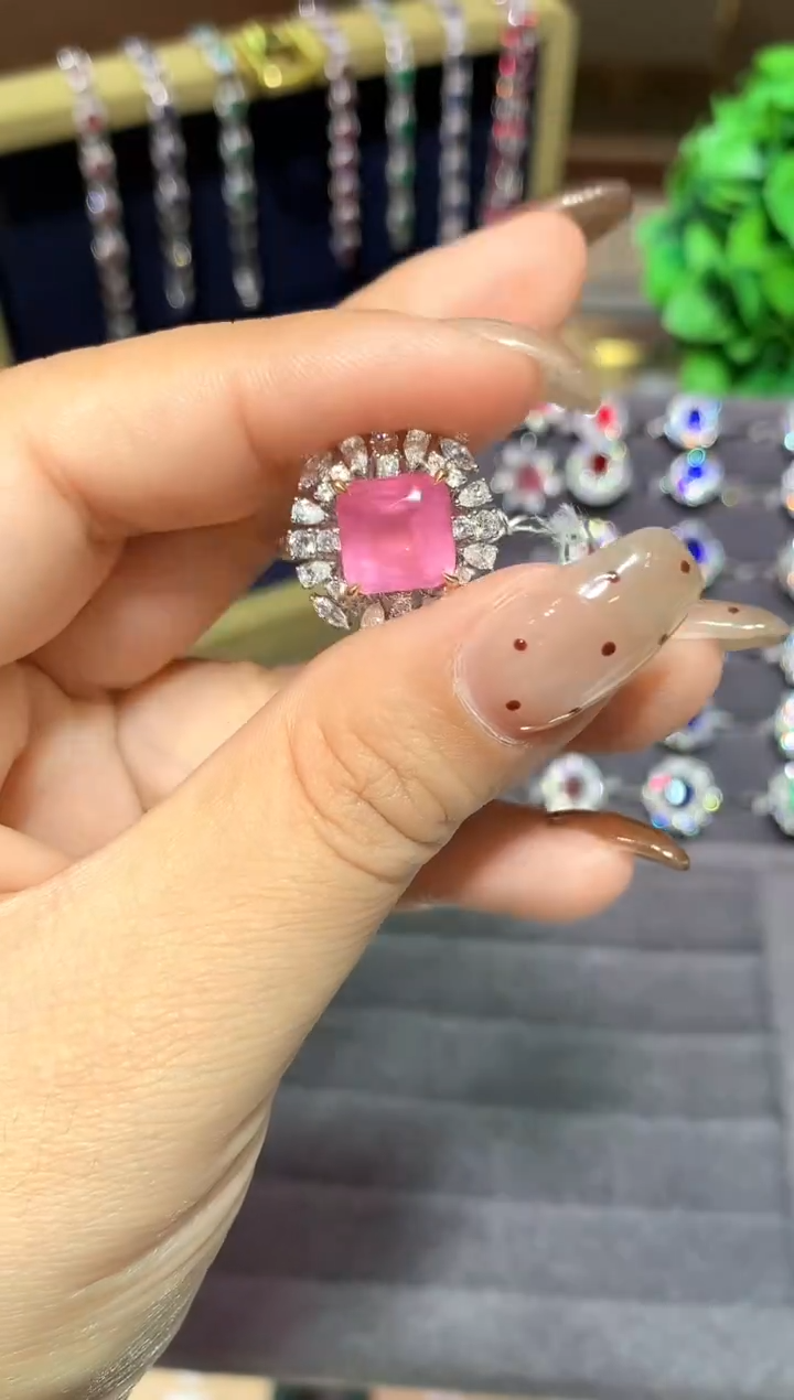 18K金镶嵌戒指尖晶石4.61ct